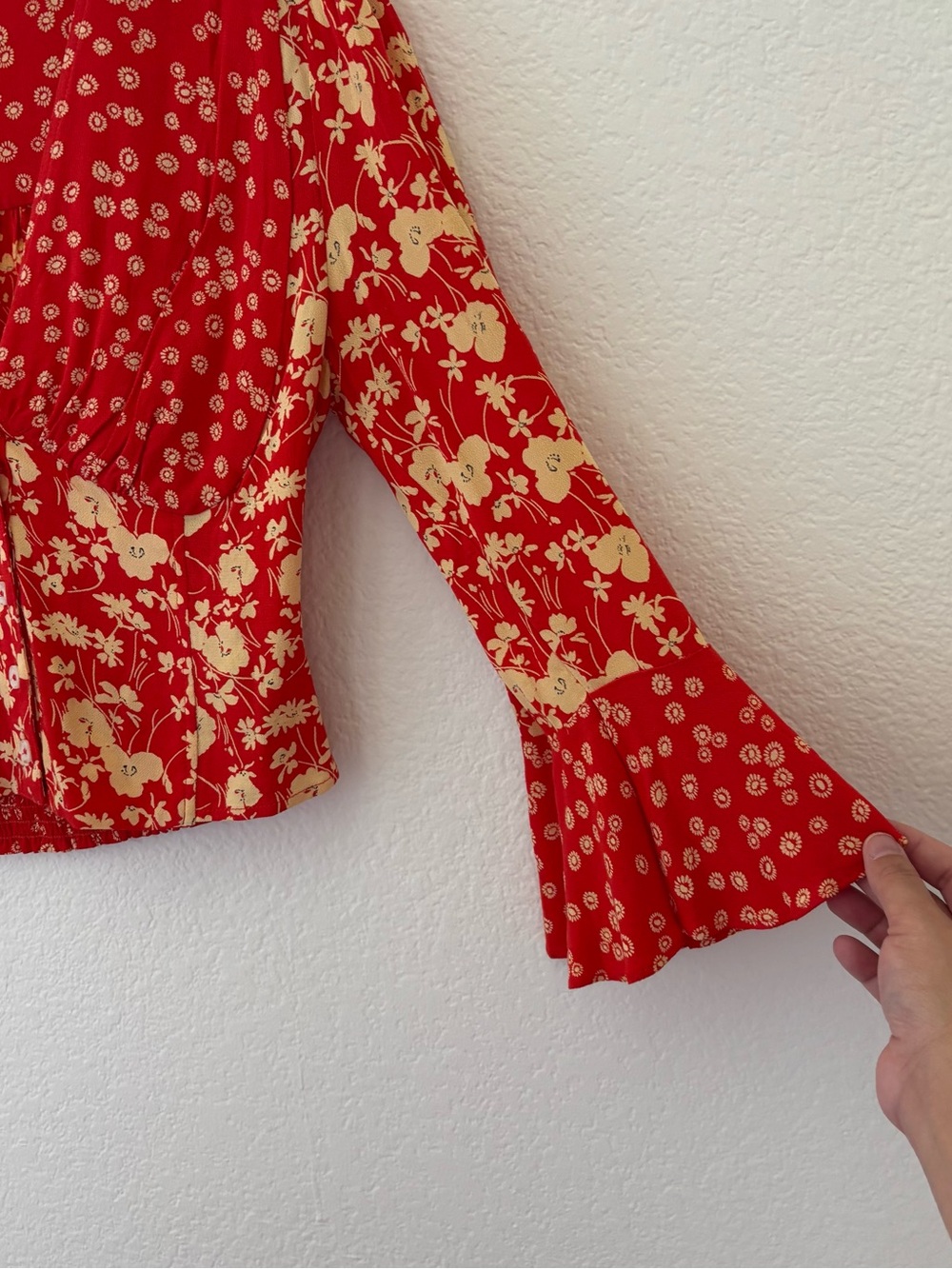 Free People lady bohemian red floral bell sleeve top size medium - Picture 4 of 8